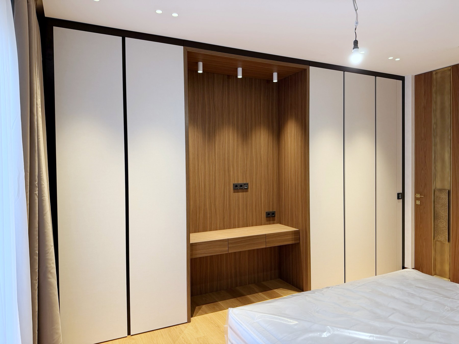 Einbauschrank nach Maß mit offener Nische in Nussbaum, Ablage und Beleuchtung