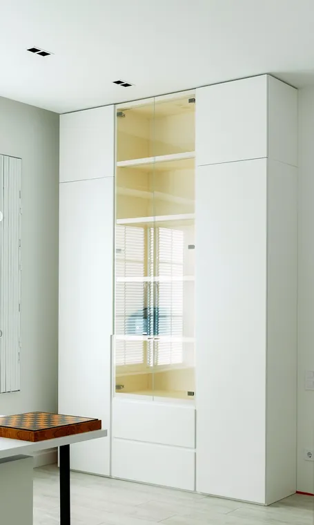 Schrank mit Glasvitrine