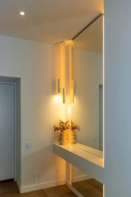 Schwebende Konsole mit Spiegel und Lichtfuge