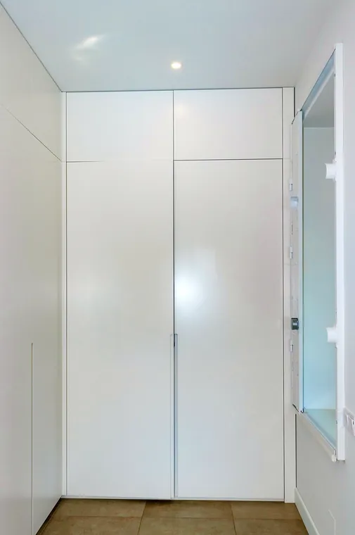 Garderobenschrank mit grifflosen Türen