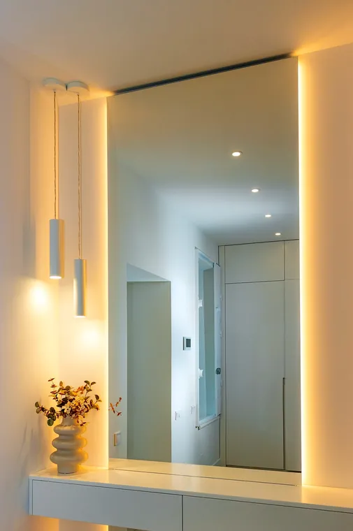 Konsole und Spiegel mit indirektem Licht