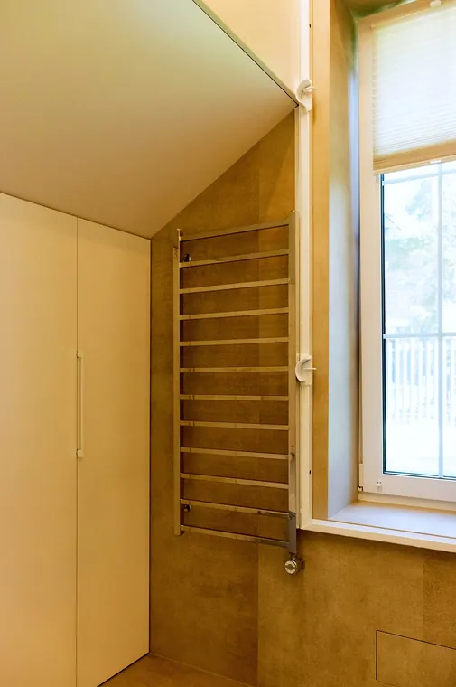 Einbauschrank neben dem Fenster unter der Schräge