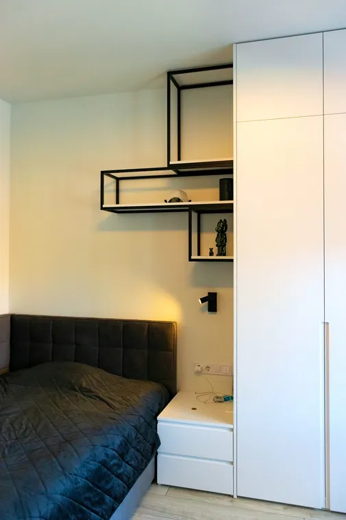 Bett, Nachttisch und Schrank in einer Linie