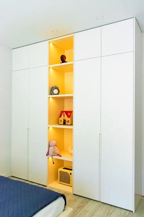 Kleiderschrank mit beleuchtetem Regal