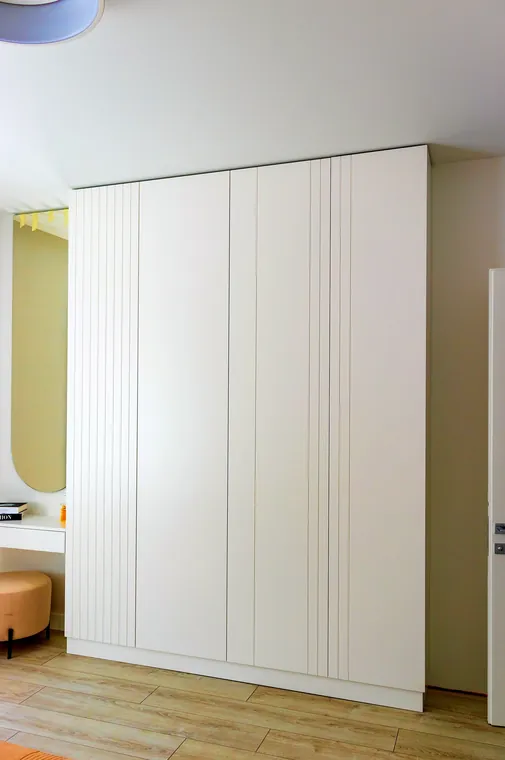 Kleiderschrank mit gefrästen Fronten