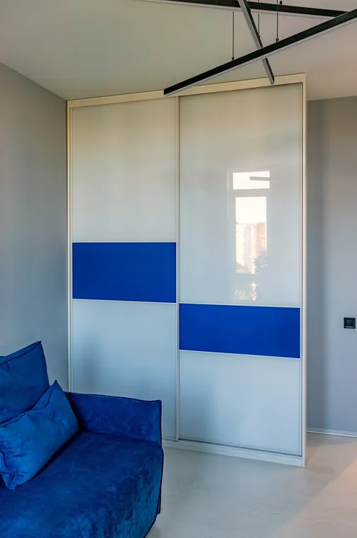 Schiebetürenschrank mit farbigen Glaseinsätzen