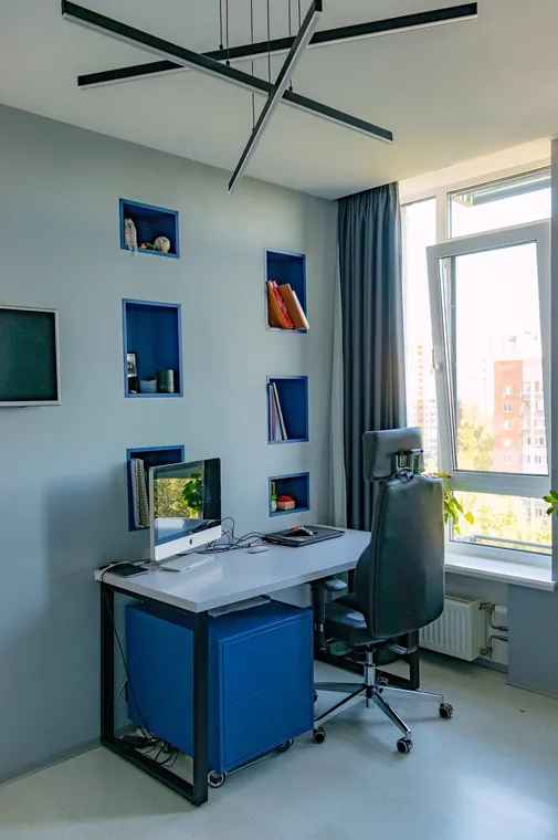 Arbeitszimmer mit Schreibtisch und Wandnischen