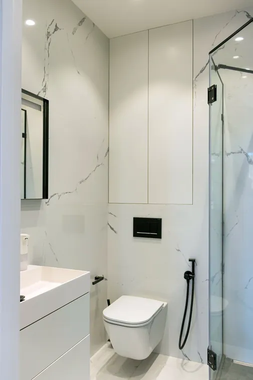 Gäste-WC mit Waschtisch und verkleideter Vorwand