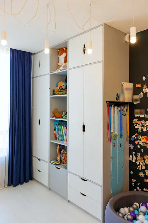 Kleiderschrank mit offenem Regal im Kinderzimmer