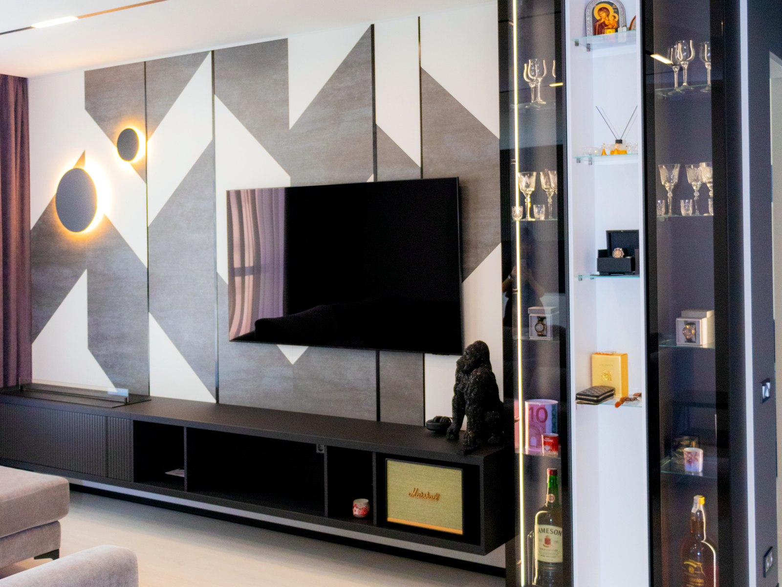 Umsetzung: TV-Wand mit Wandpaneelen und Vitrinen: Entwurf und fertige Wand