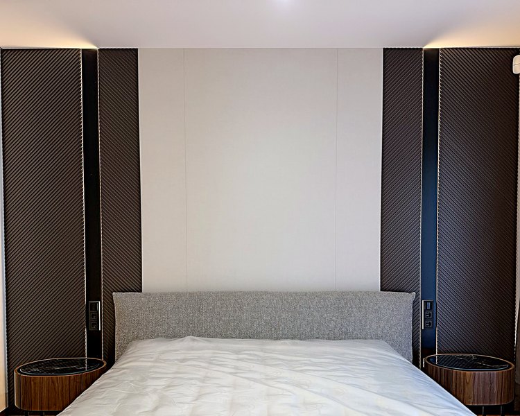 Wandpaneele nach Maß hinter dem Bett