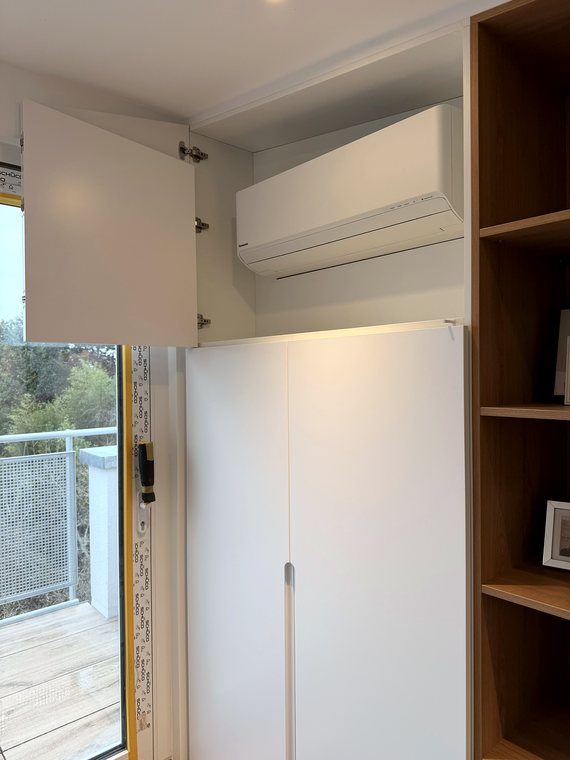 Einbauschrank mit Aufsatzschrank über dem Klimagerät und Regal in Eiche