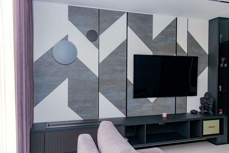 Lowboard und TV-Wand mit geometrischem Muster