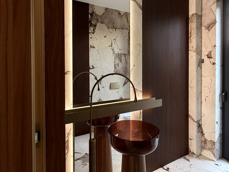 Gäste-WC mit Wandverkleidung in Holz und Marmoroptik