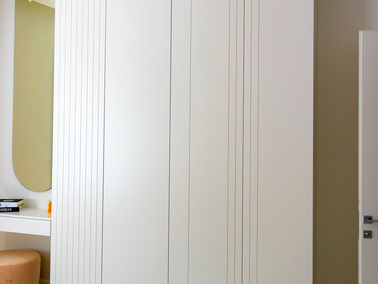 Weißer Kleiderschrank mit gefrästen Fronten