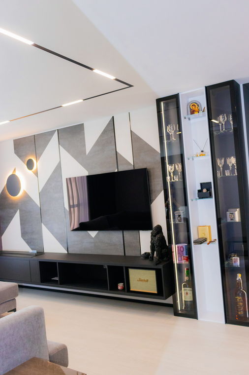TV-Wand mit Paneelen und Vitrinen