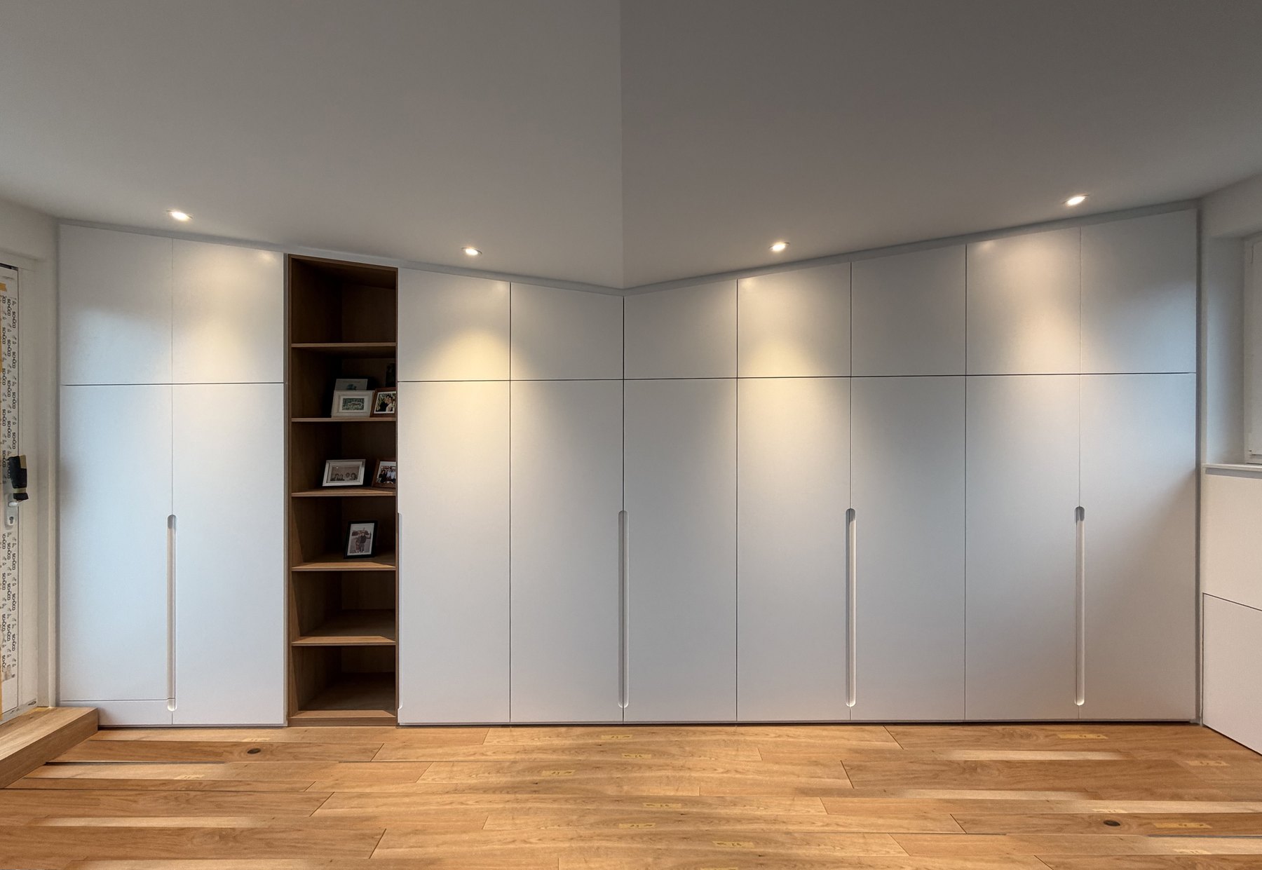 Raumhoher Einbauschrank nach Maß über Eck, vom Boden bis zur Decke